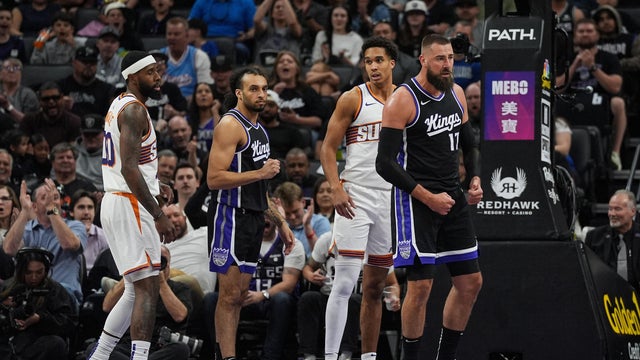 Phoenix Suns v Sacramento Kings 